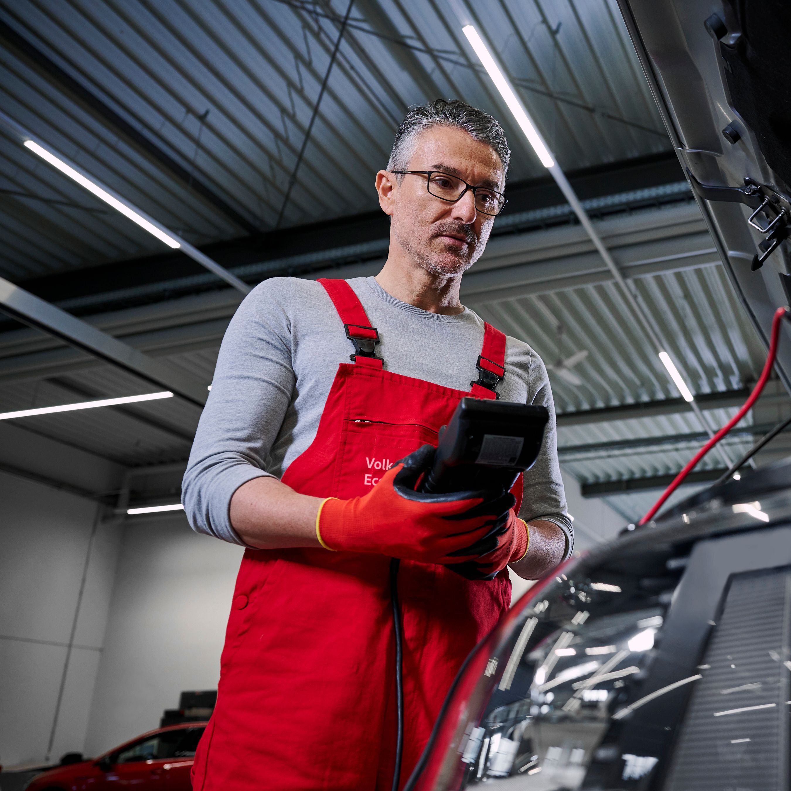 Ein Volkswagen Mechaniker überprüft die Batterien eines Volkswagen
