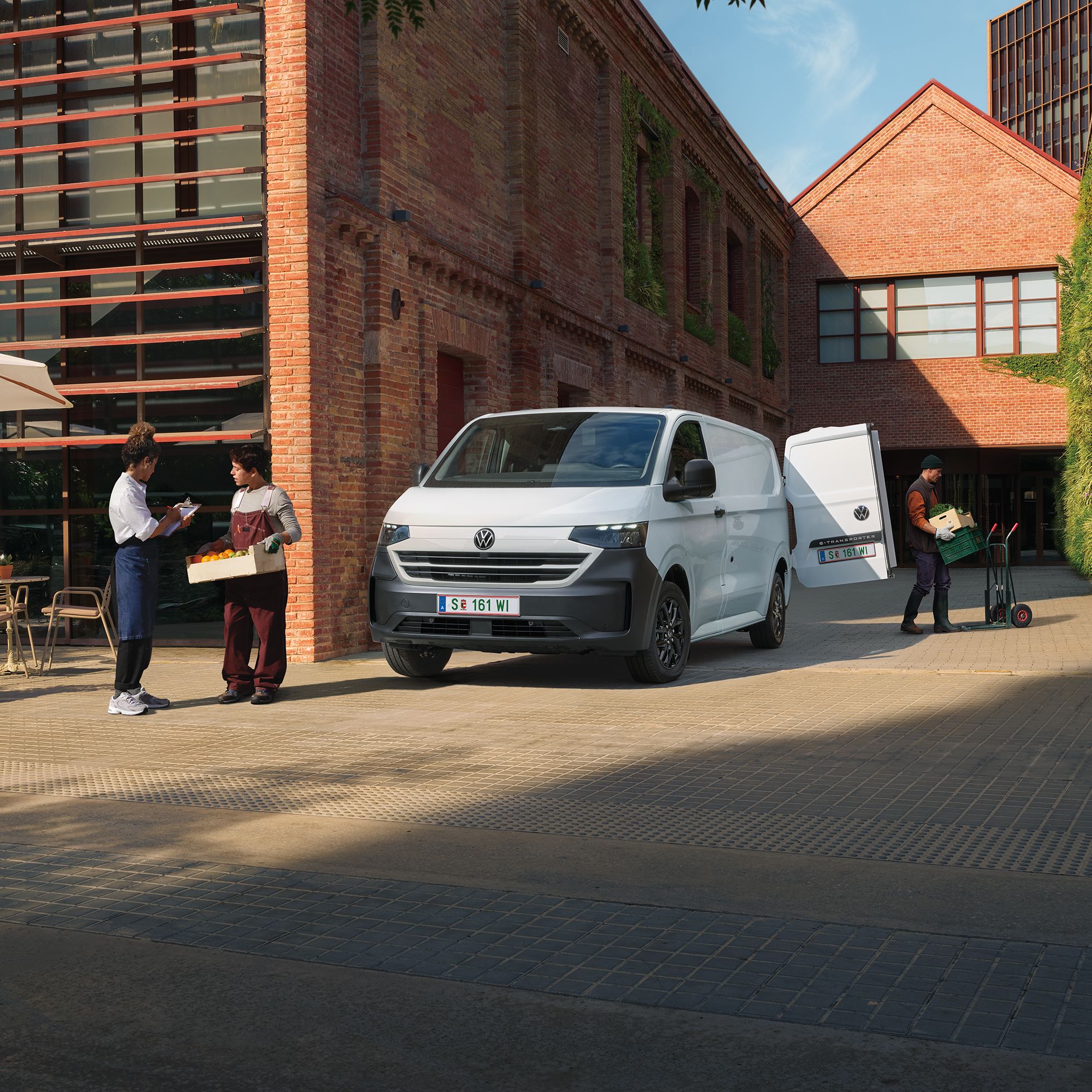 VW Transporter Kastenwagen in Weiß steht vor Haus