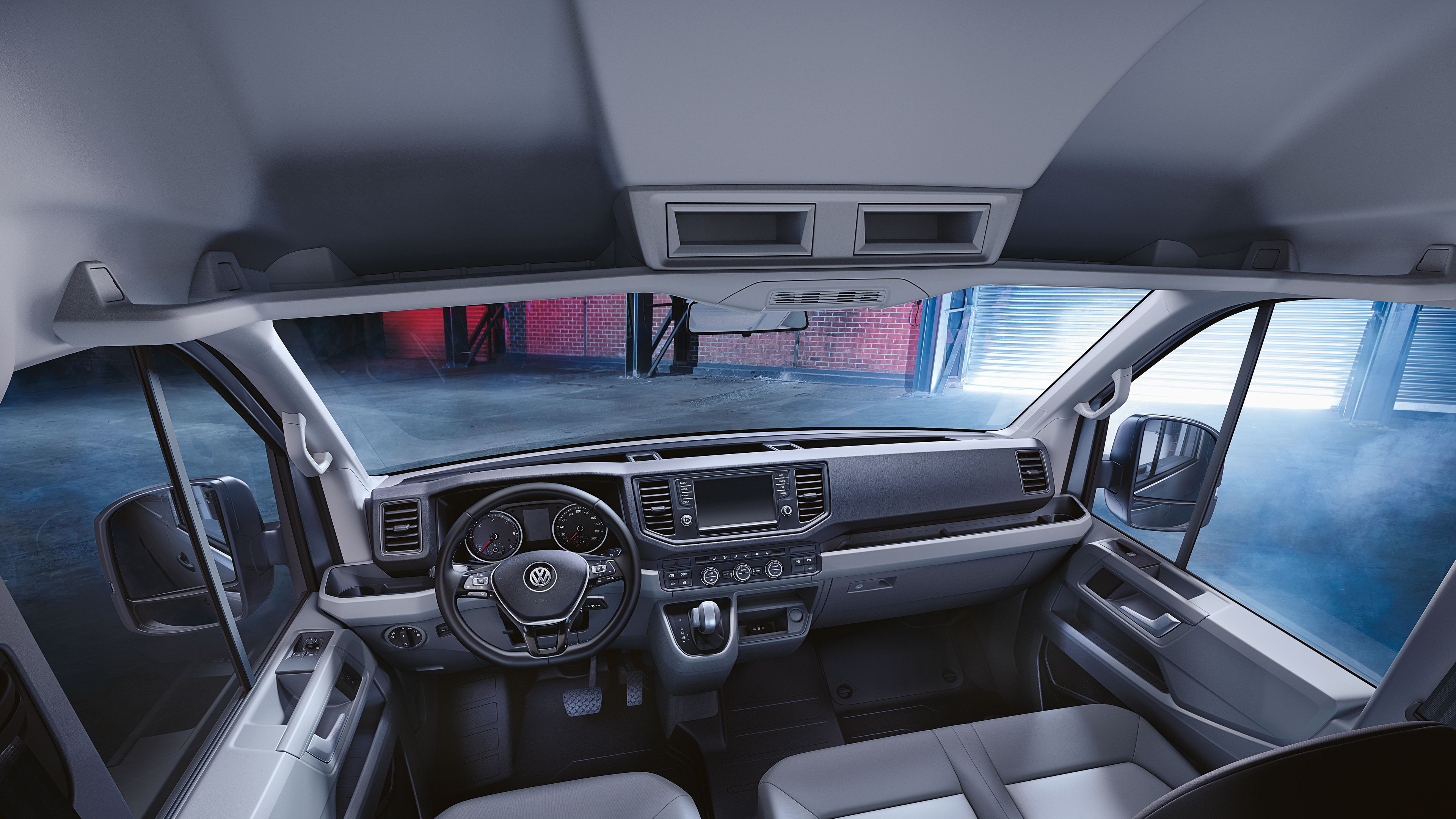 Një vështrim në kabinën e shoferit të Crafter nga Volkswagen Automjete Komerciale me rafte dhe ndarje të shumta.