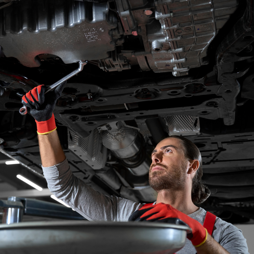 VW Nutzfahrzeuge Mechaniker beim Ölwechsel 