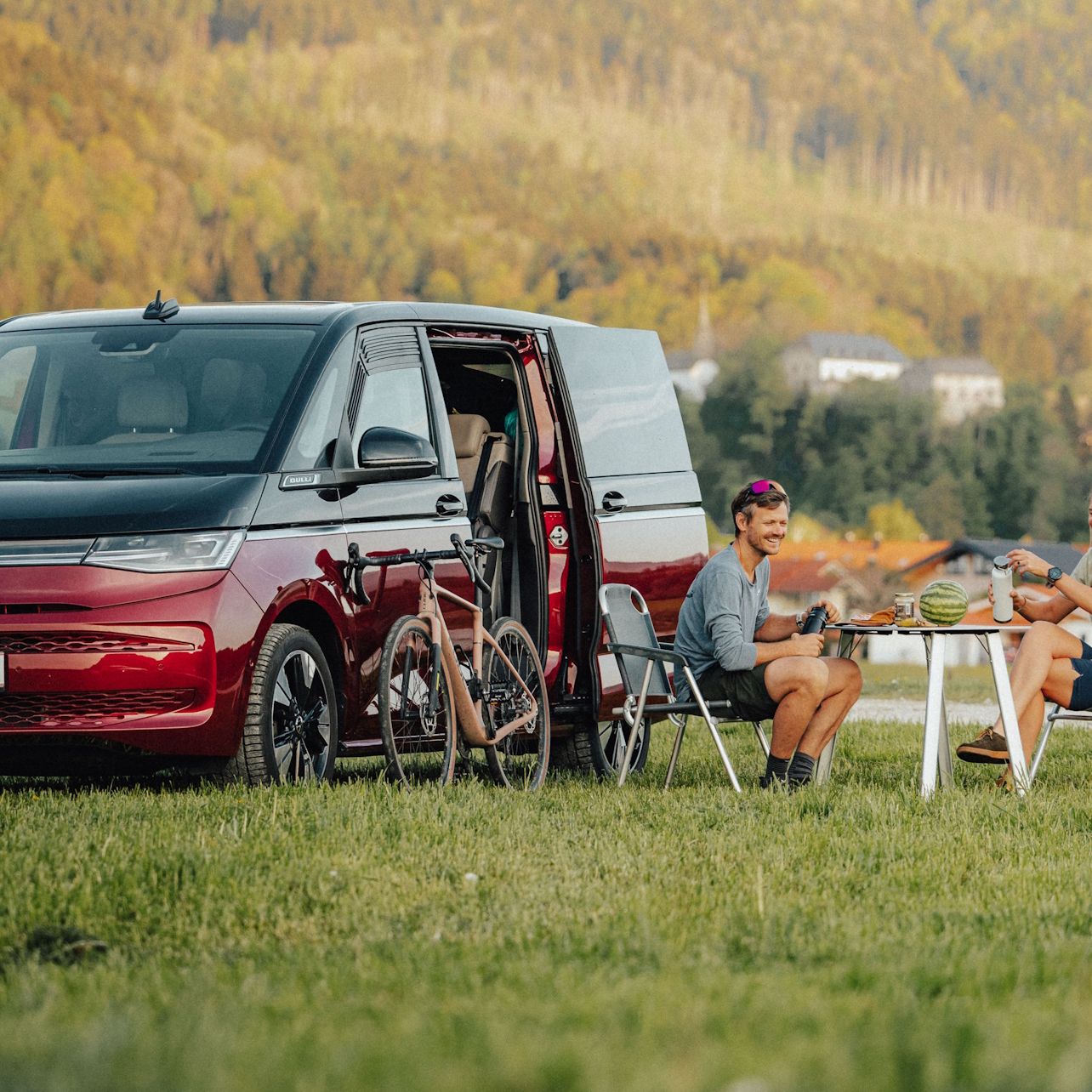 Der Multivan mit Tisch und Stühlen.