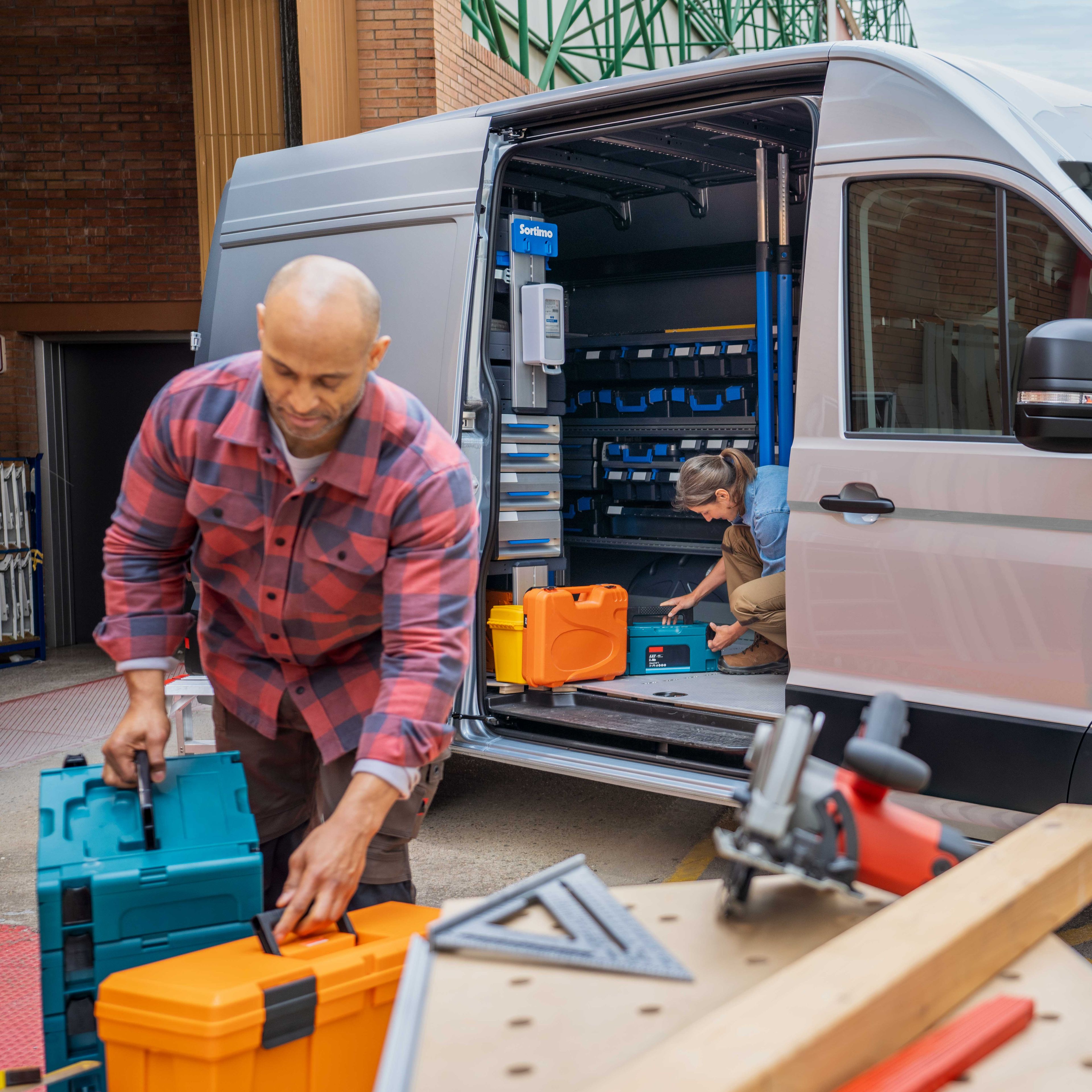 Zwei Handwerker bei einem Crafter Kastenwagen