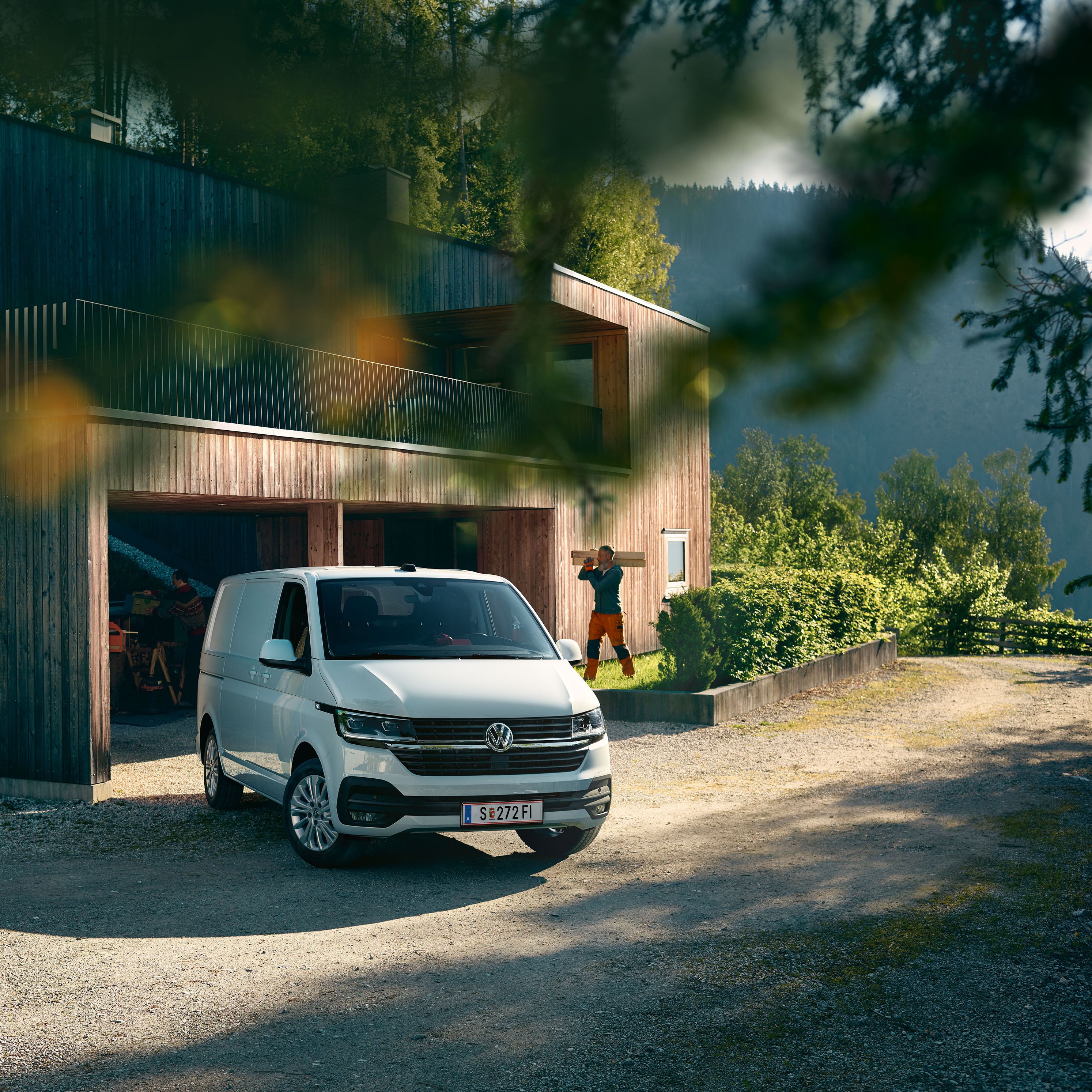 VW Multivan T6.1 i kuq  Magazinë Fenerët