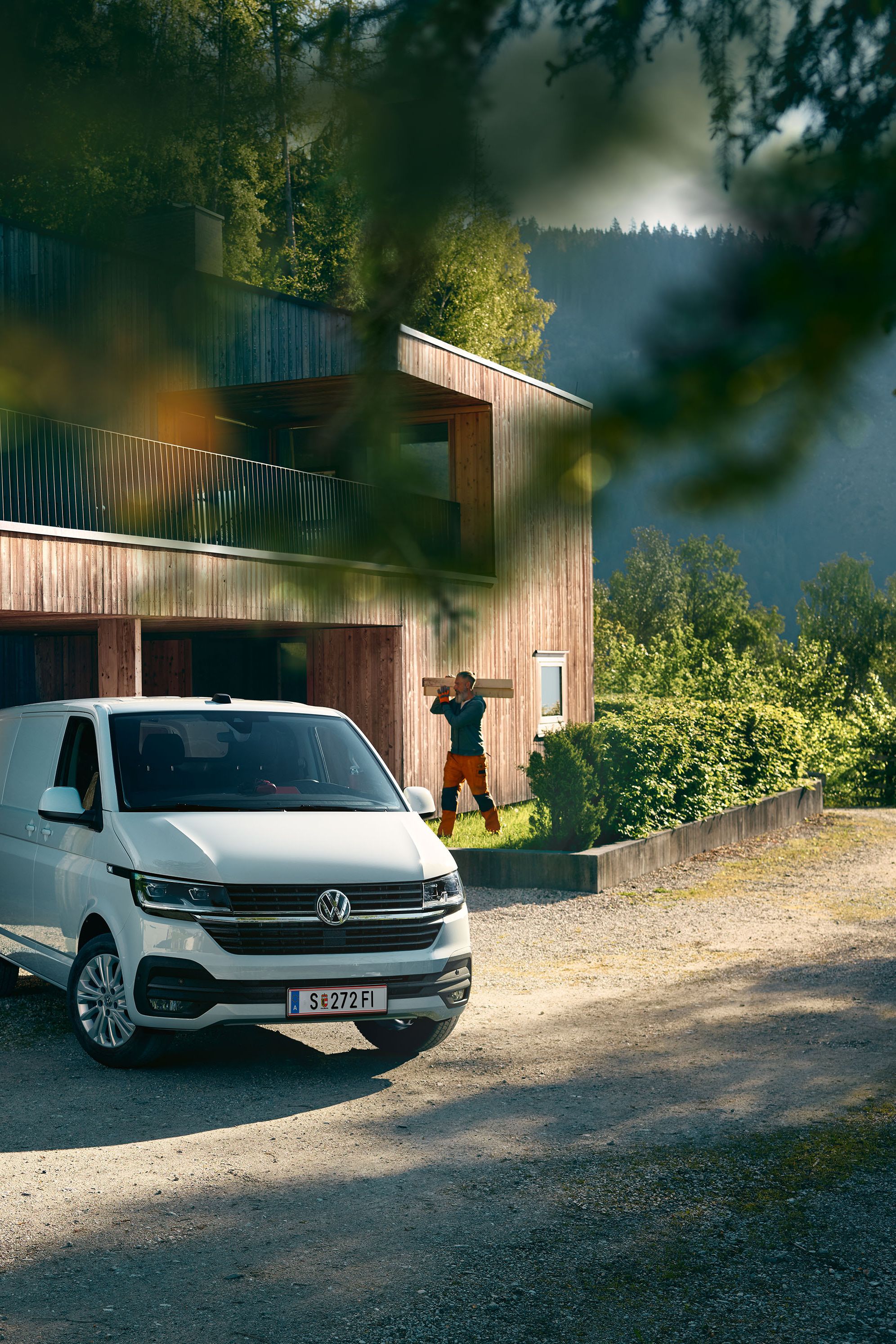 VW Multivan T6.1 i kuq  Magazinë Fenerët