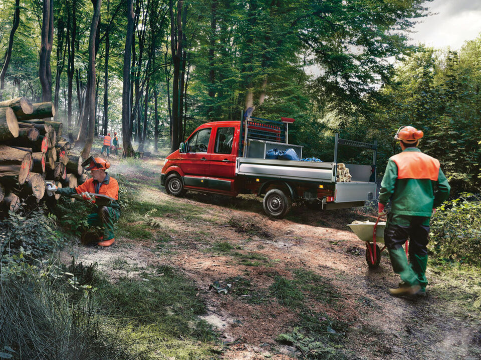 Kamionçina VW Crafter qëndron në një shteg të ngushtë pylli