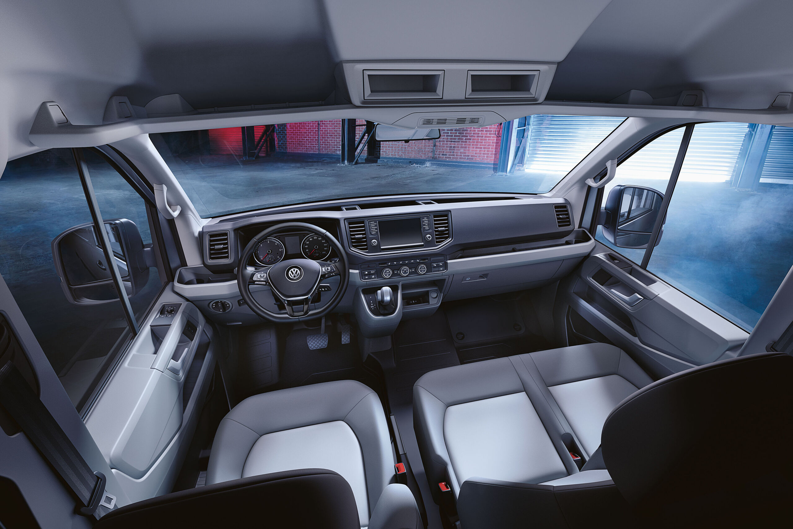 Një vështrim në kabinën e shoferit të furgonit Crafter të Volkswagen Automjete Komerciale.