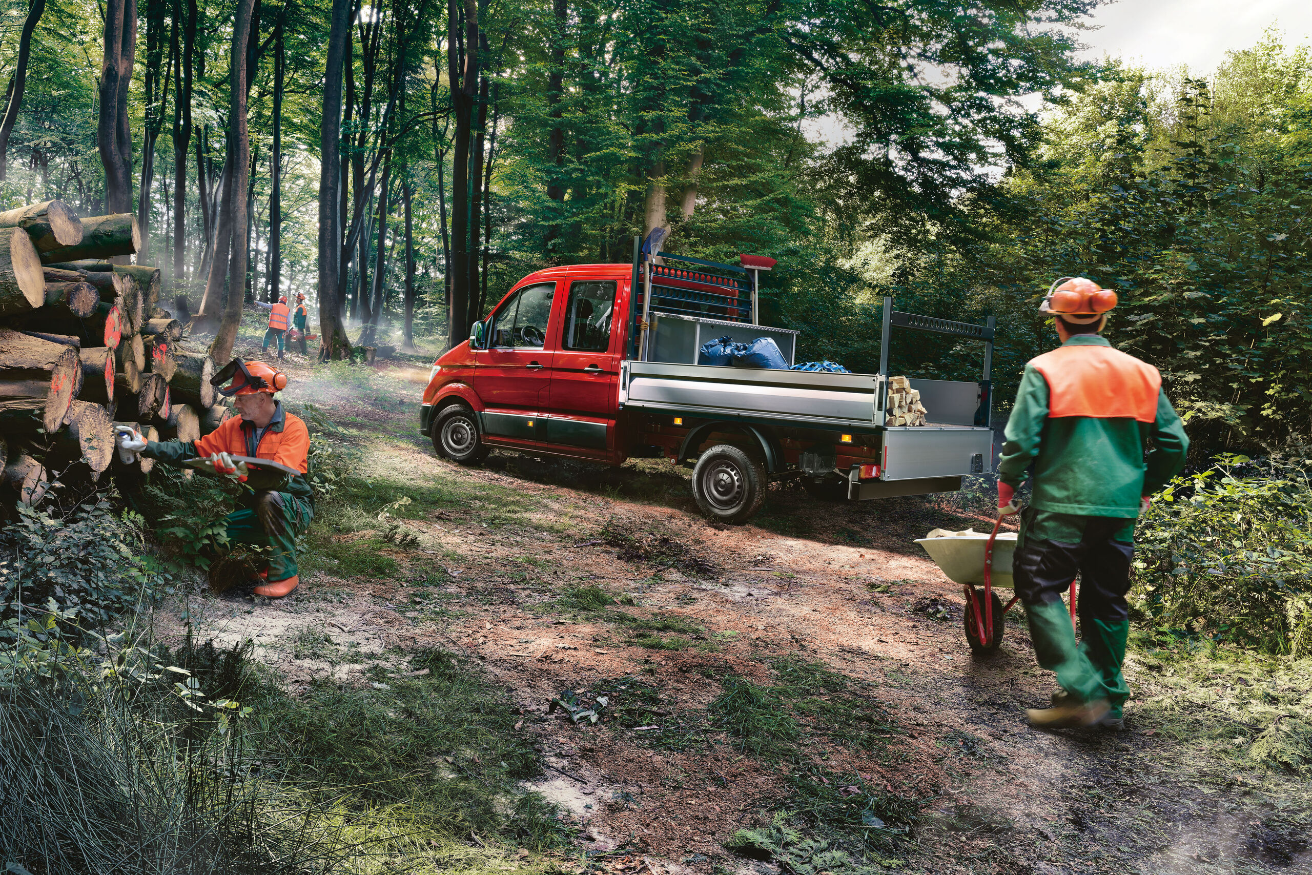 Kamionçina VW Crafter qëndron në një shteg të ngushtë pylli