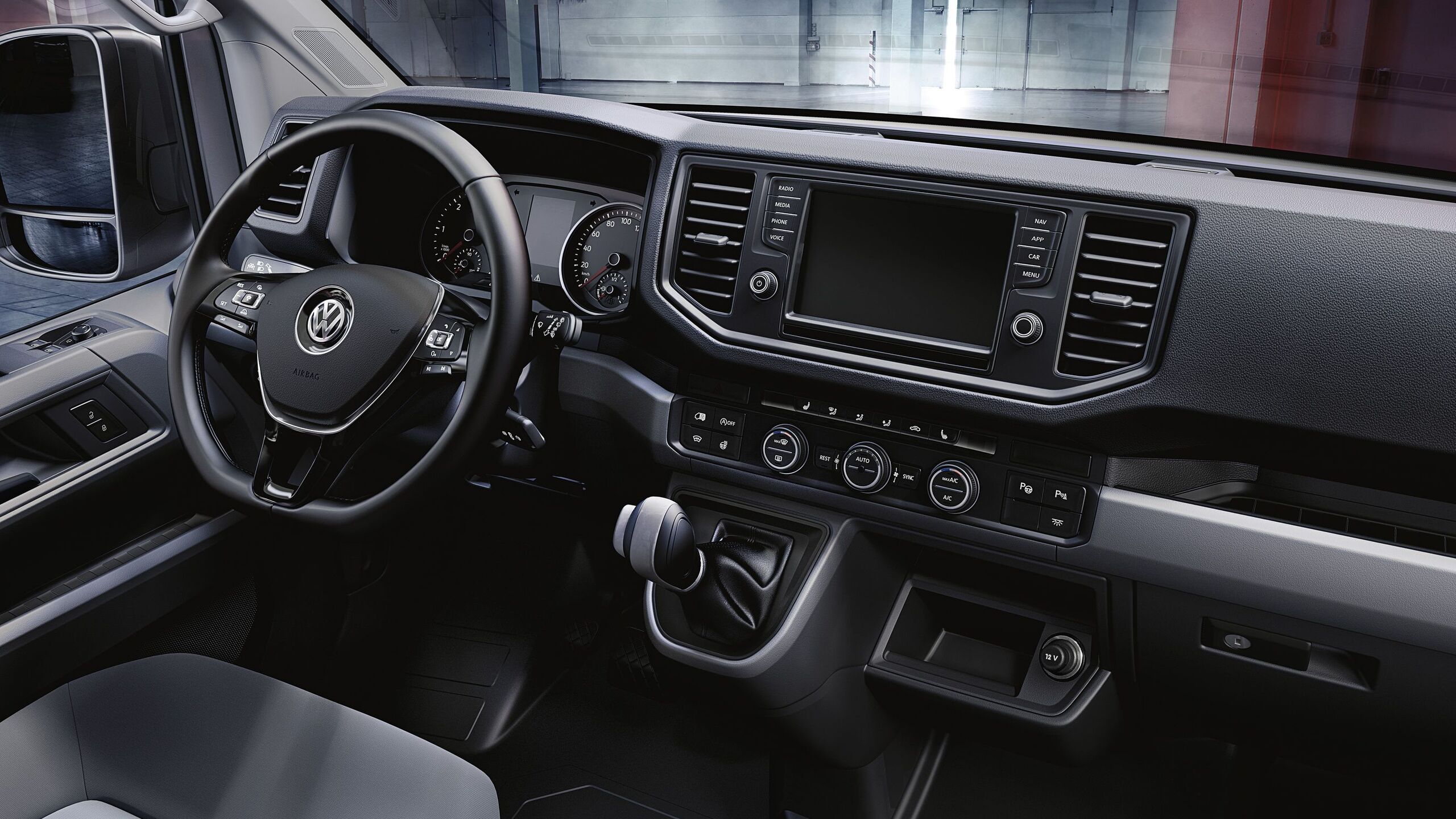 Një vështrim në kabinën e shoferit të Crafter nga Volkswagen Automjete Komerciale me rafte dhe ndarje të shumta.