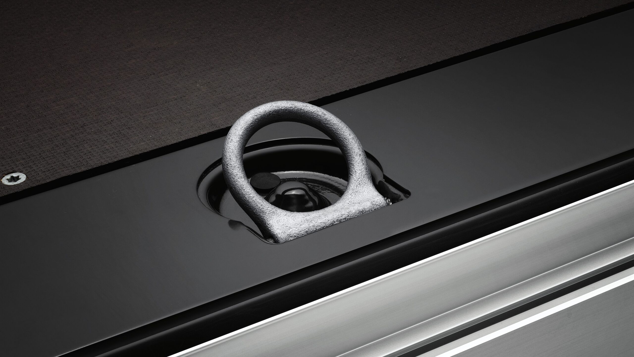 Shinat fiksuese dhe unazat lidhëse në pjesën e ngarkesës së furgonit Crafter të Volkswagen Automjete Komerciale.