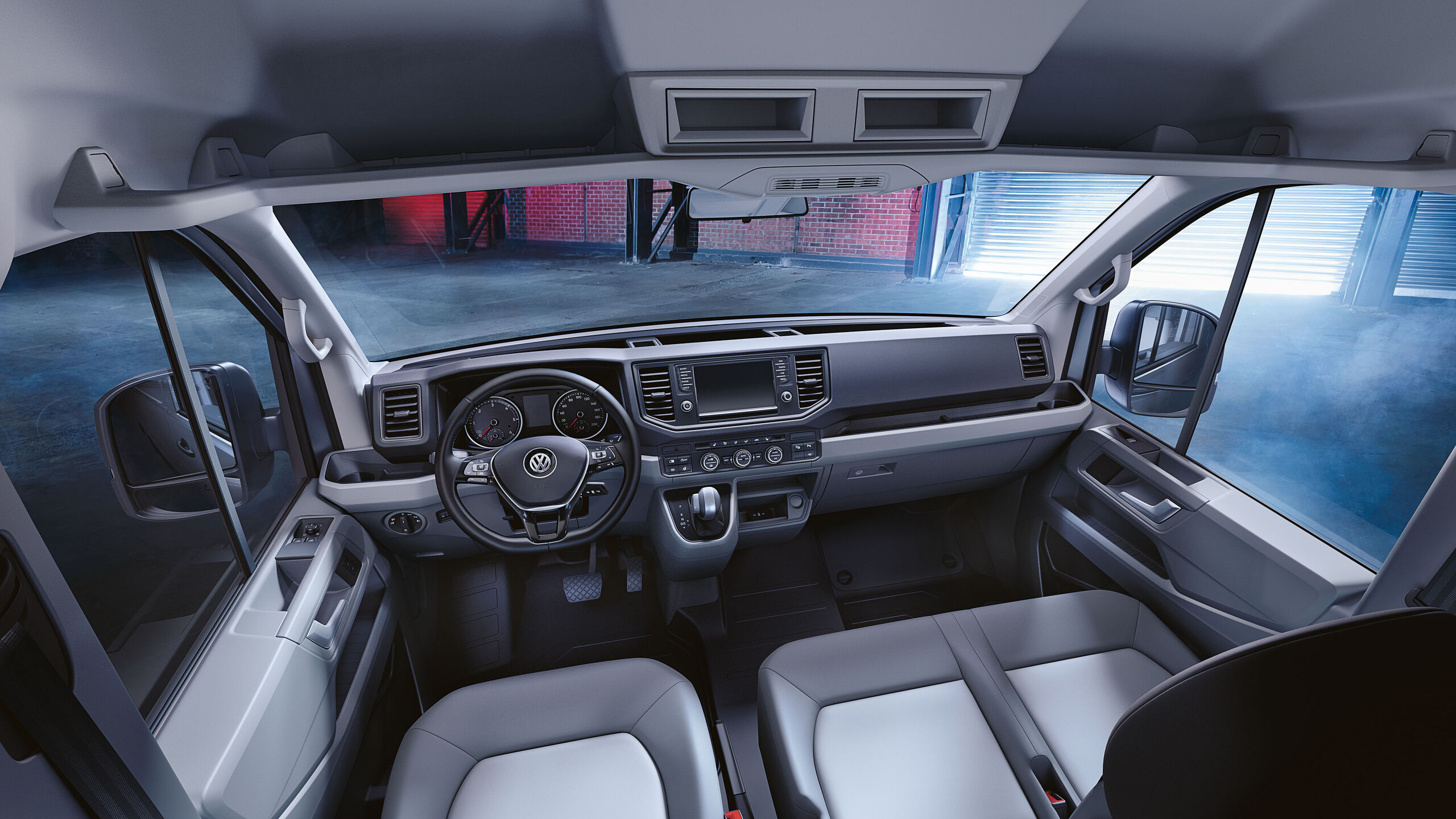 Një vështrim në kabinën e shoferit të Crafter nga Volkswagen Automjete Komerciale me rafte dhe ndarje të shumta.