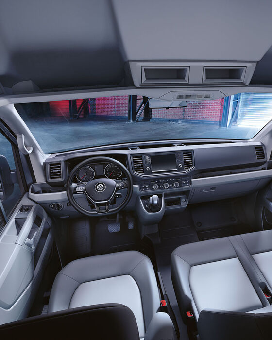 Një vështrim në kabinën e shoferit të furgonit Crafter të Volkswagen Automjete Komerciale.