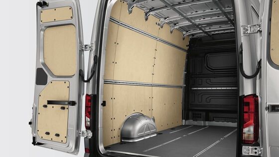 Një pamje në hapësirën e ngarkesës së furgonit Crafter, me tavan të veshur me panele kompensatë.