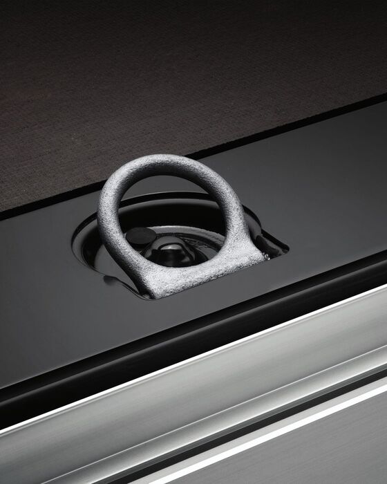 Shinat fiksuese dhe unazat lidhëse në pjesën e ngarkesës së furgonit Crafter të Volkswagen Automjete Komerciale.